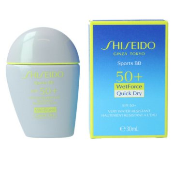 Mlieko na opaľovanie s farbou Shiseido Sports BB SPF50+ Stredný odtieň (30 ml)